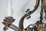 Lustre de metal dourado com folhagens em relevo... - Lustre de metal dourado com folhagens em relevo, para 6 luzes.