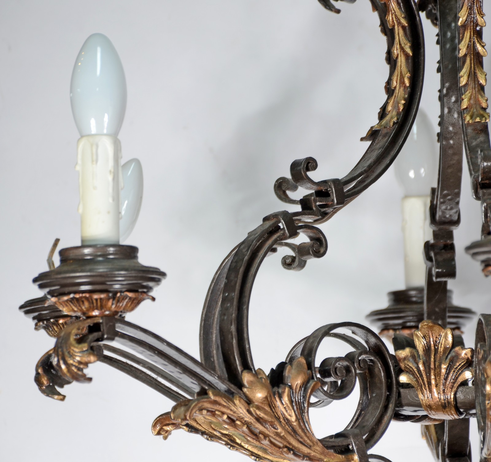 Lustre de metal dourado com folhagens em relevo, para 6 luzes. - foto 4 de 6
