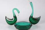 Três peças de vidro verde no estilo de murano, ... - Três peças de vidro verde no estilo de murano, sendo: 2 cisnes ( um com bico colado) e 1 vaso.