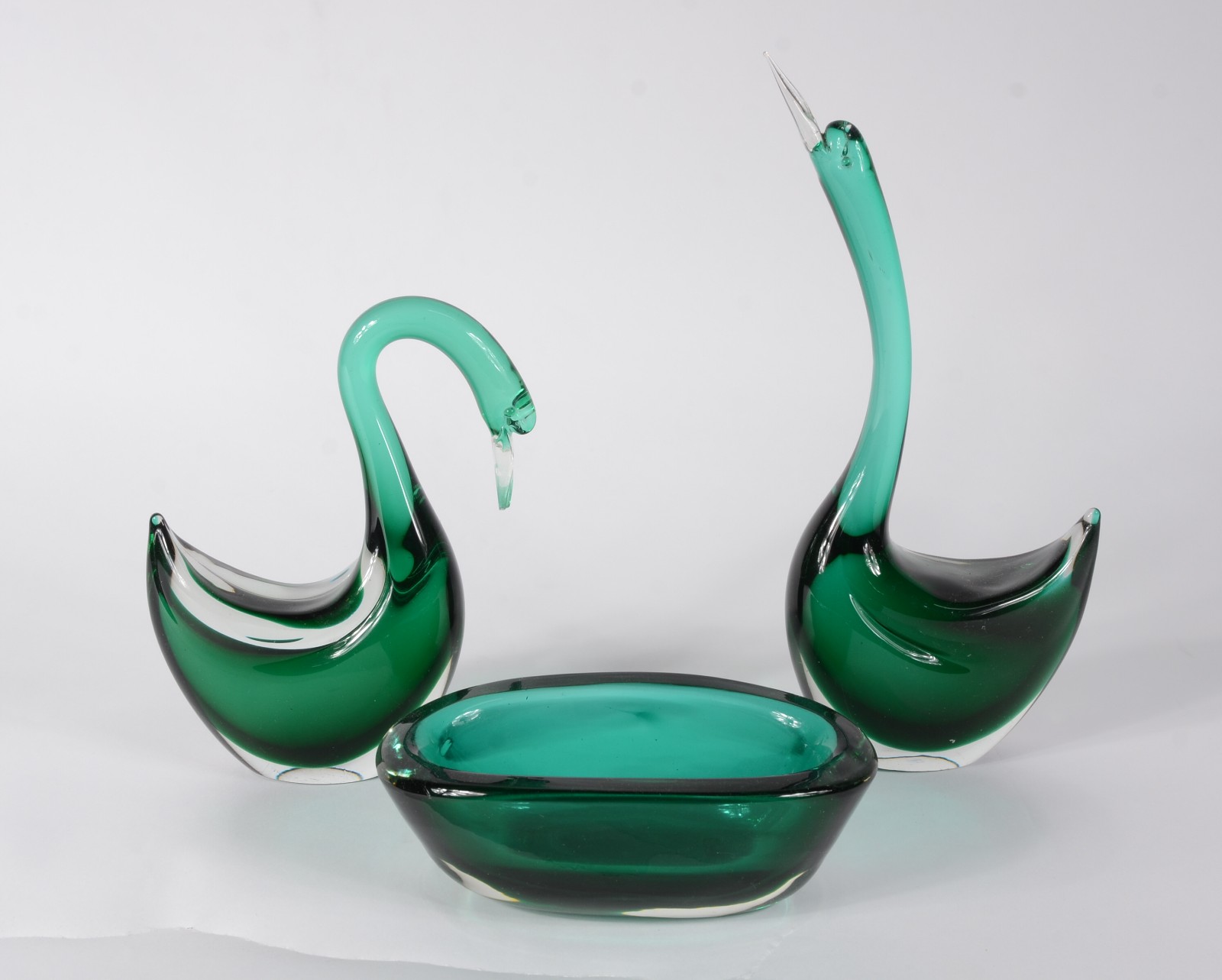 Três peças de vidro verde no estilo de murano, sendo: 2 cisnes ( um... - foto 1 de 8