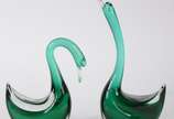 Três peças de vidro verde no estilo de murano, ... - Três peças de vidro verde no estilo de murano, sendo: 2 cisnes ( um com bico colado) e 1 vaso.