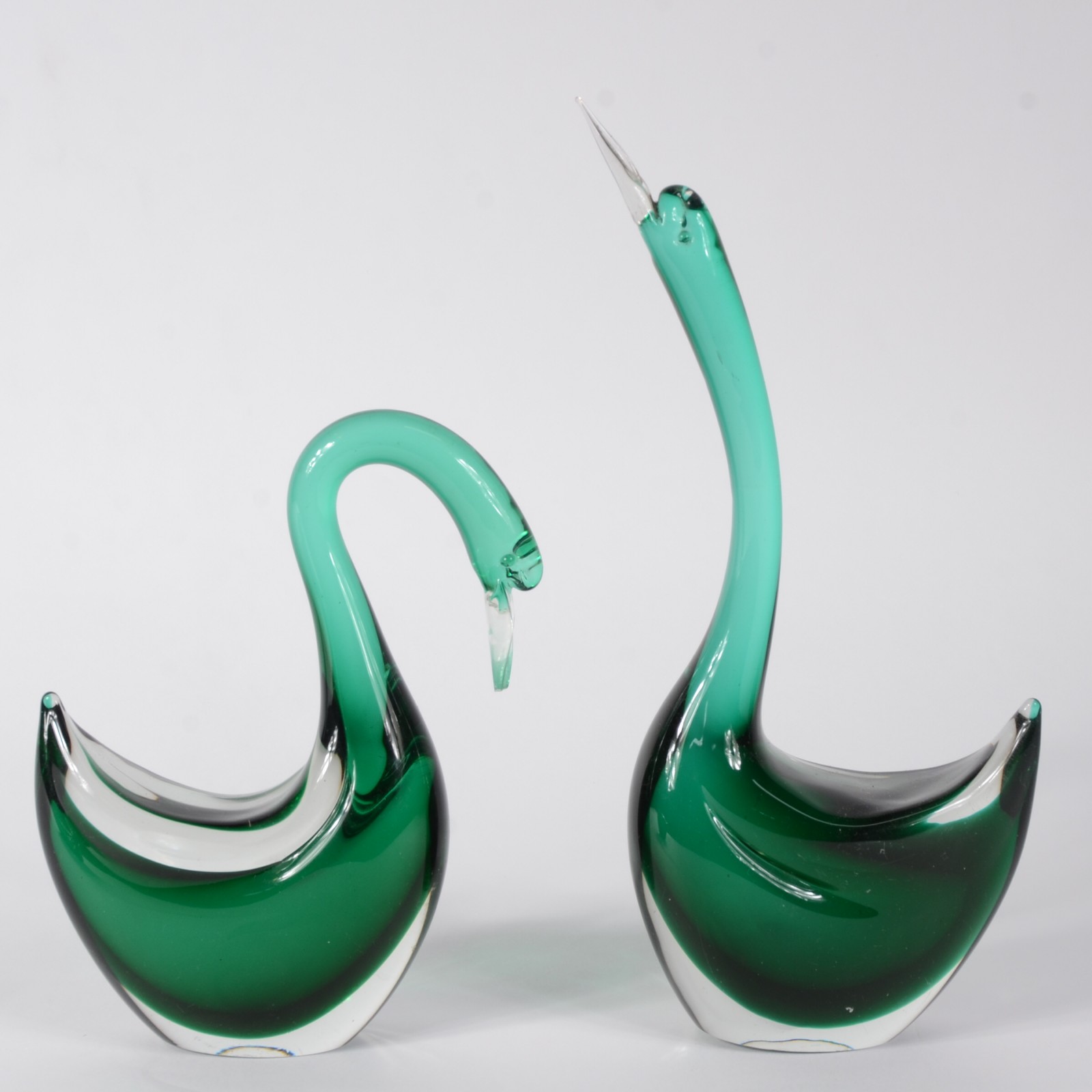 Três peças de vidro verde no estilo de murano, sendo: 2 cisnes ( um... - foto 2 de 8