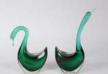 Três peças de vidro verde no estilo de murano, ... - Três peças de vidro verde no estilo de murano, sendo: 2 cisnes ( um com bico colado) e 1 vaso.