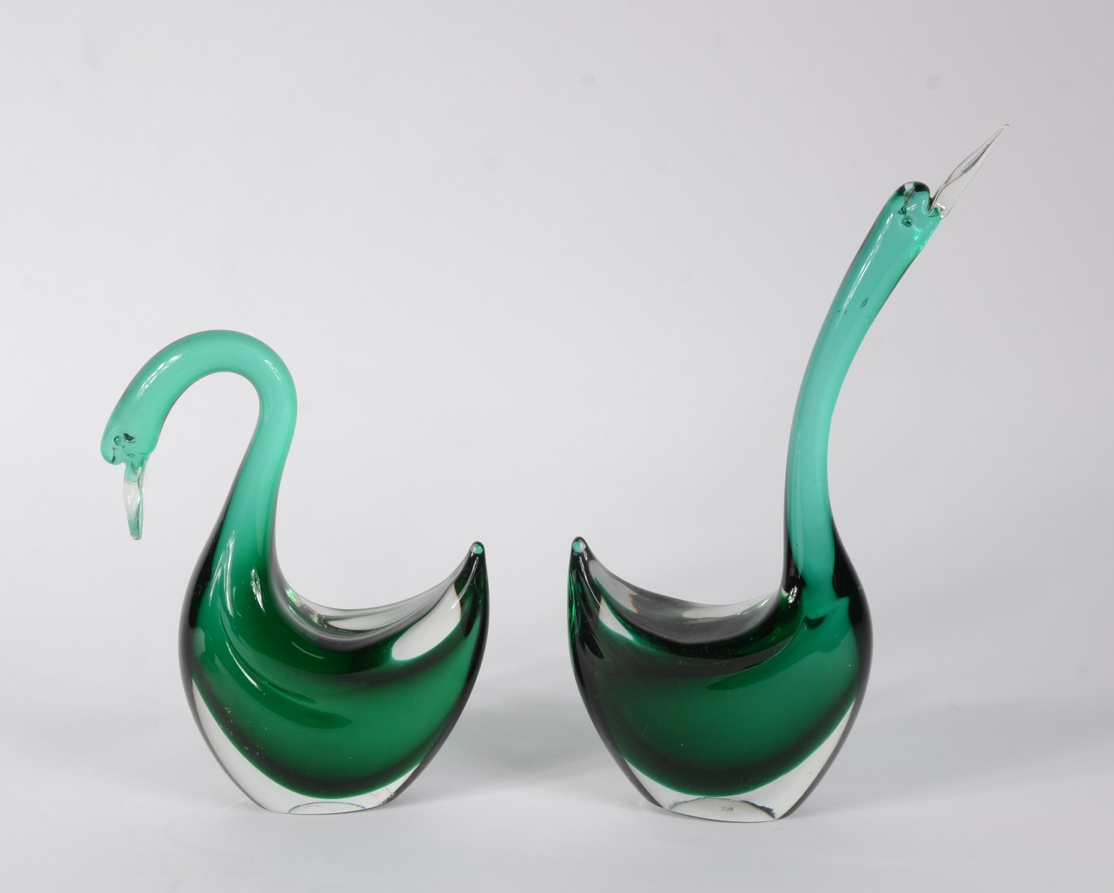 Três peças de vidro verde no estilo de murano, sendo: 2 cisnes ( um... - foto 3 de 8