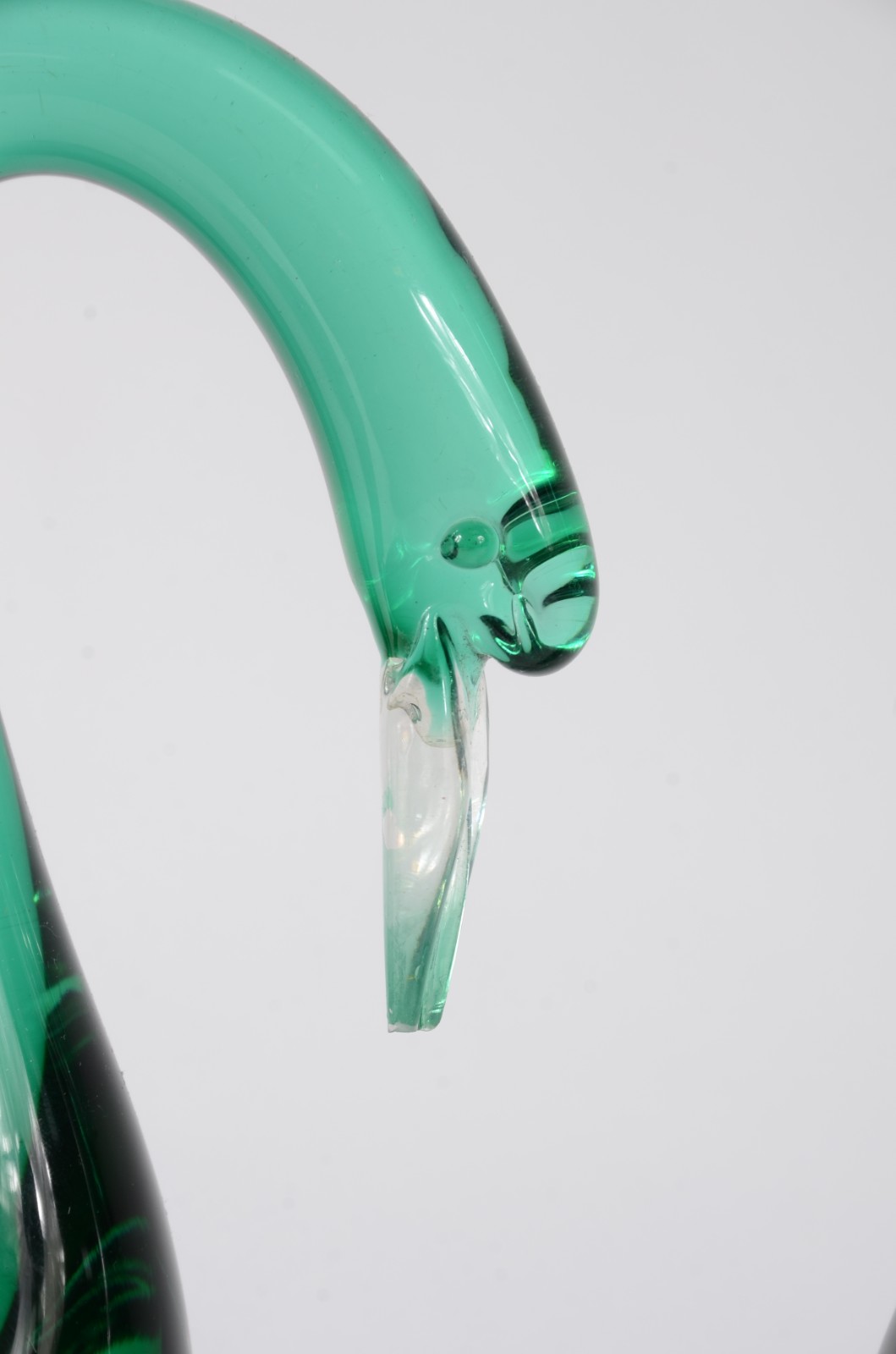 Três peças de vidro verde no estilo de murano, sendo: 2 cisnes ( um... - foto 5 de 8