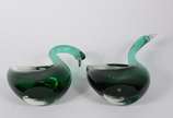 Três peças de vidro verde no estilo de murano, ... - Três peças de vidro verde no estilo de murano, sendo: 2 cisnes ( um com bico colado) e 1 vaso.