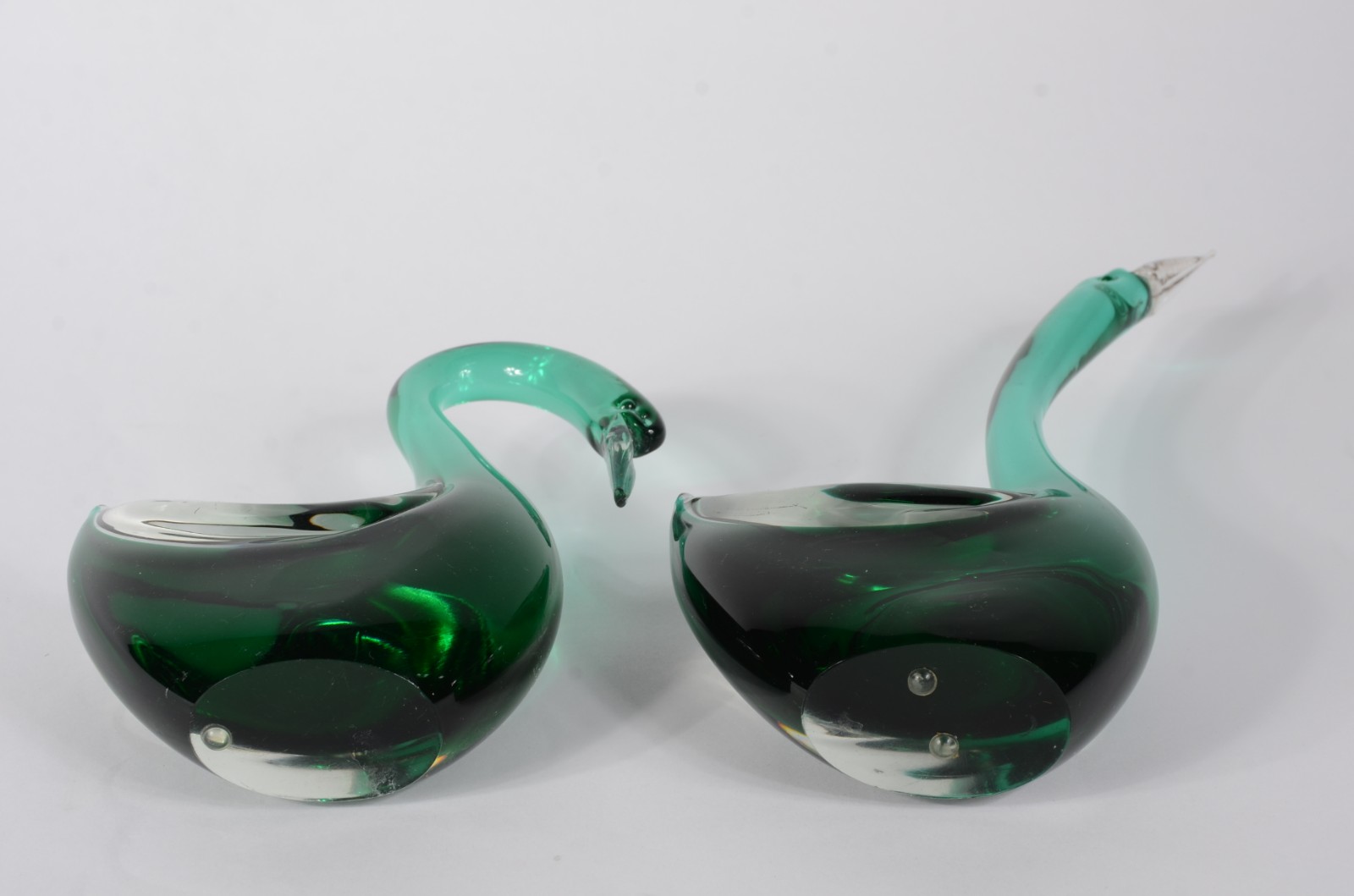 Três peças de vidro verde no estilo de murano, sendo: 2 cisnes ( um... - foto 8 de 8