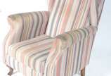 Poltrona bergere estofada e forrada com tecido ... - Poltrona bergere estofada e forrada com tecido listrado (desgastes na madeira e tecido sujo e puído)