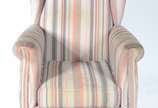 Poltrona bergere estofada e forrada com tecido ... - Poltrona bergere estofada e forrada com tecido listrado (desgastes na madeira e tecido sujo e puído)