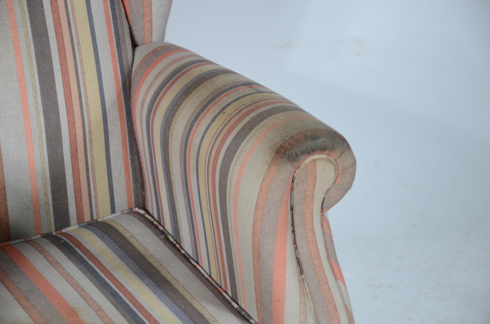 Poltrona bergere estofada e forrada com tecido listrado (desgastes na... - foto 5 de 6