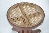 Banqueta para piano de madeira nobre, assento f... - Banqueta para piano de madeira nobre, assento forrado com palhinha sintética (desgastes)