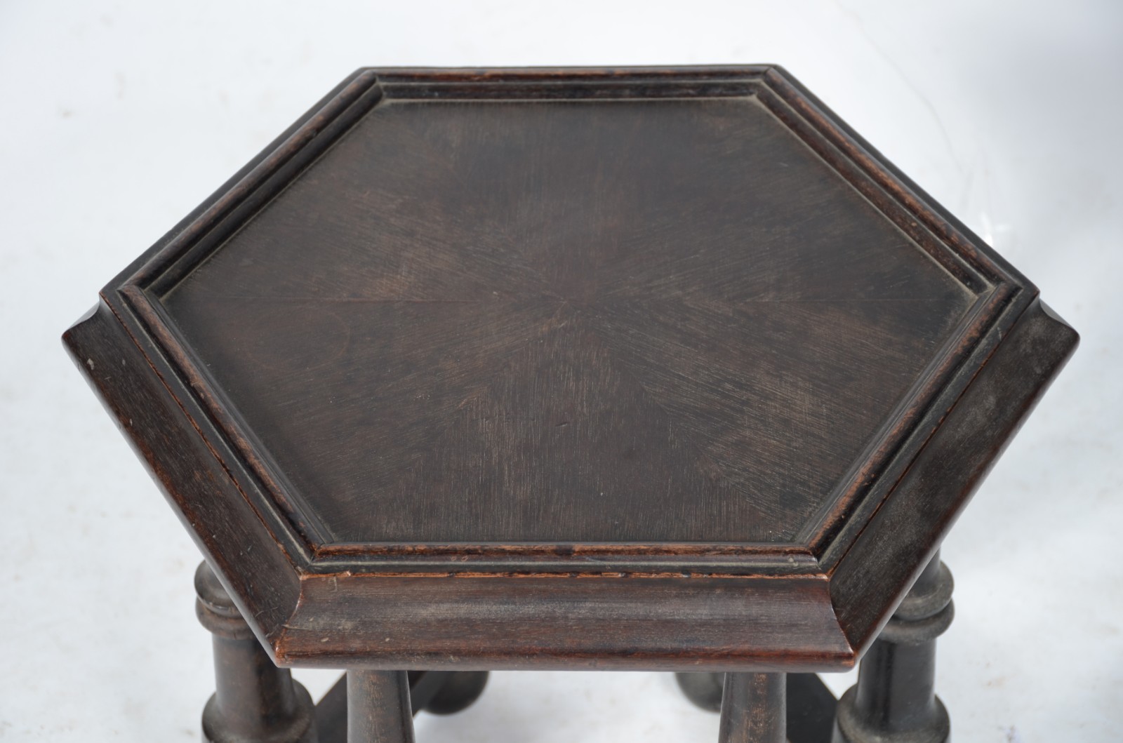 Mesa auxiliar de madeira nobre, tampo sextavado, pernas torneadas - foto 4 de 5