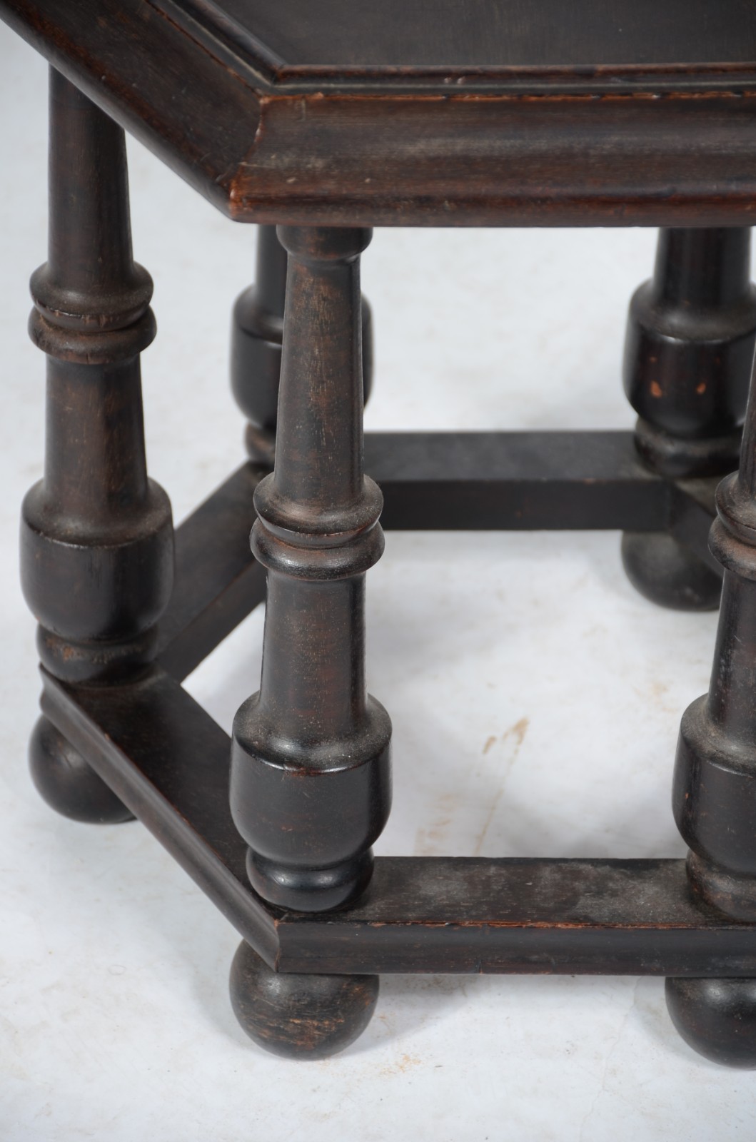 Mesa auxiliar de madeira nobre, tampo sextavado, pernas torneadas - foto 5 de 5