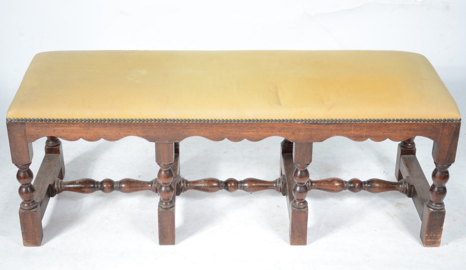 Banqueta de madeira nobre com pernas torneadas, assento estofado e... - foto 2 de 5