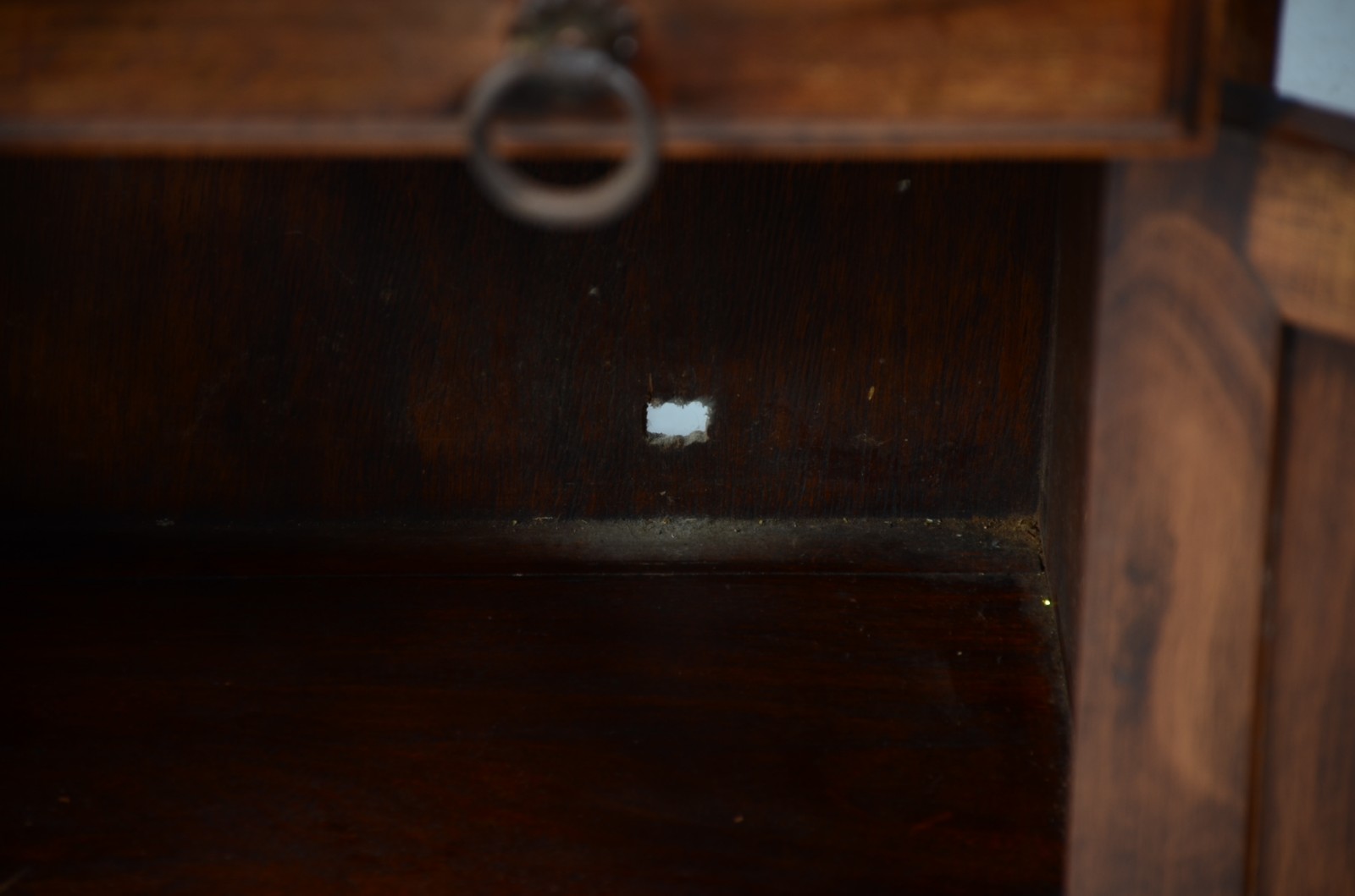 Pequena arca de madeira nobre com 2 portas almofadadas e 2 gavetas... - foto 8 de 9