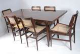 Conjunto de mesa de jantar com tampo retangular... - Conjunto de mesa de jantar com tampo retangular e quatro pernas torneadas e 6 cadeiras de jacarandá, assentos curvos com forração de palhinha si...