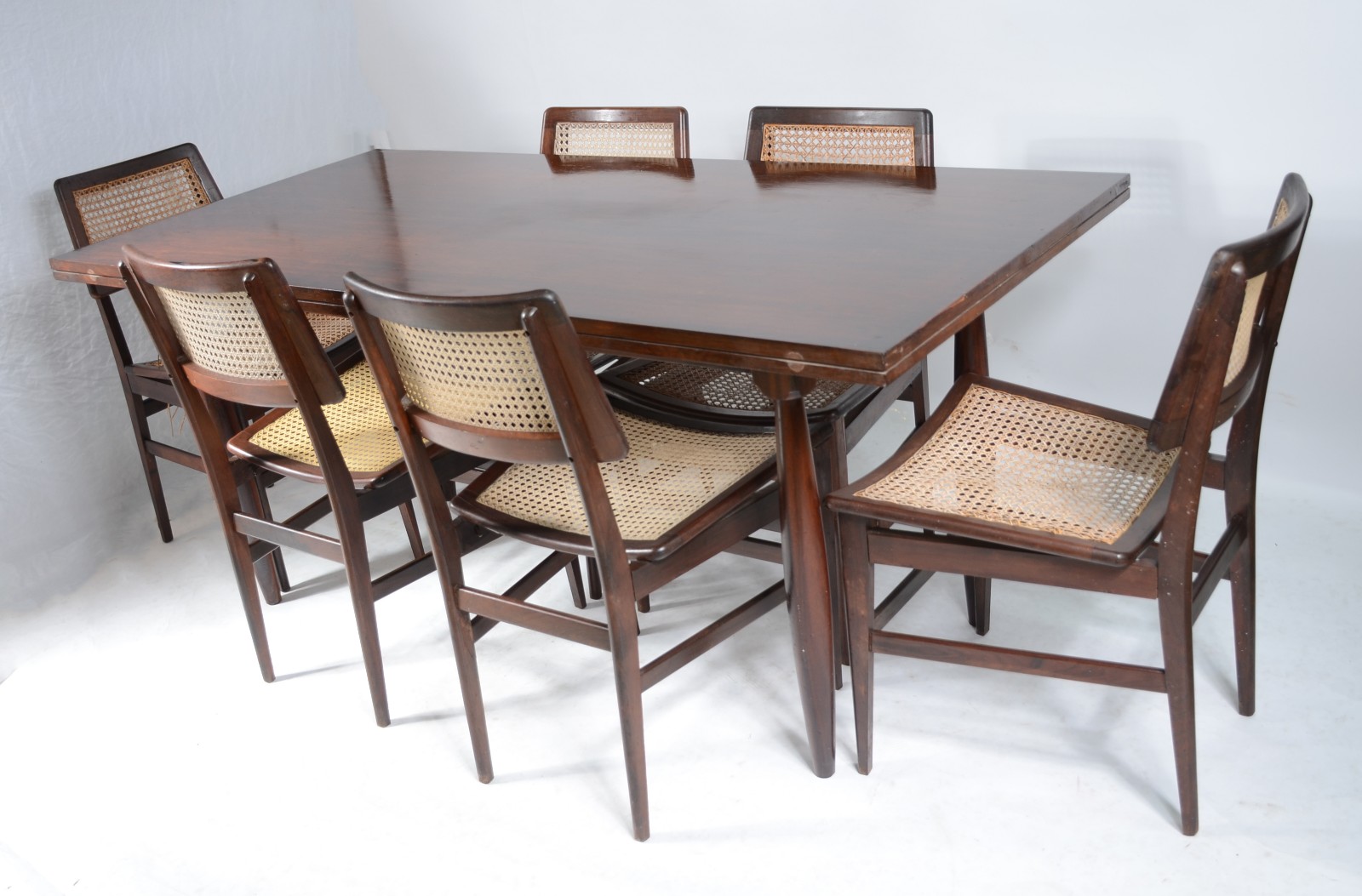 Conjunto de mesa de jantar com tampo retangular e quatro pernas... - foto 1 de 11