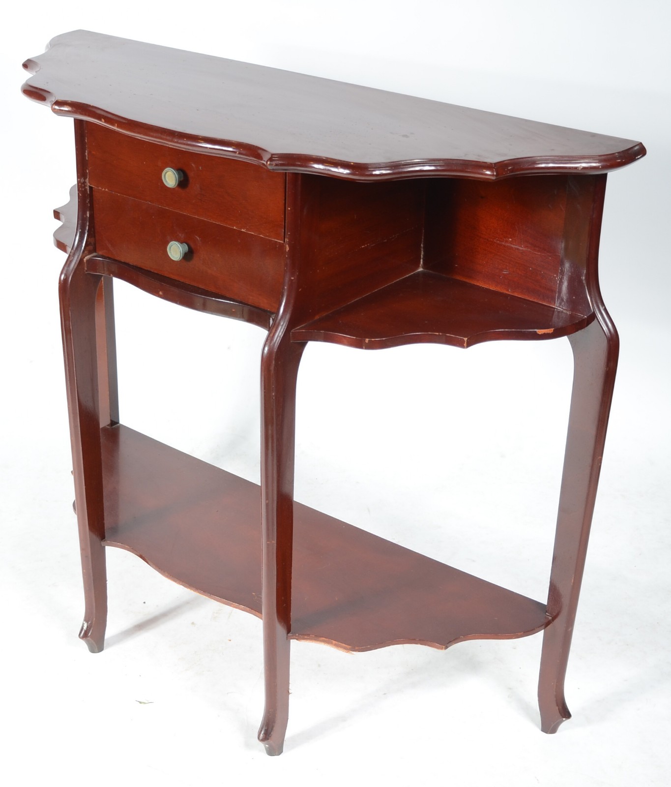 Mesa de encostar de madeira nobre com tampo recortado e platô inferior - foto 1 de 8