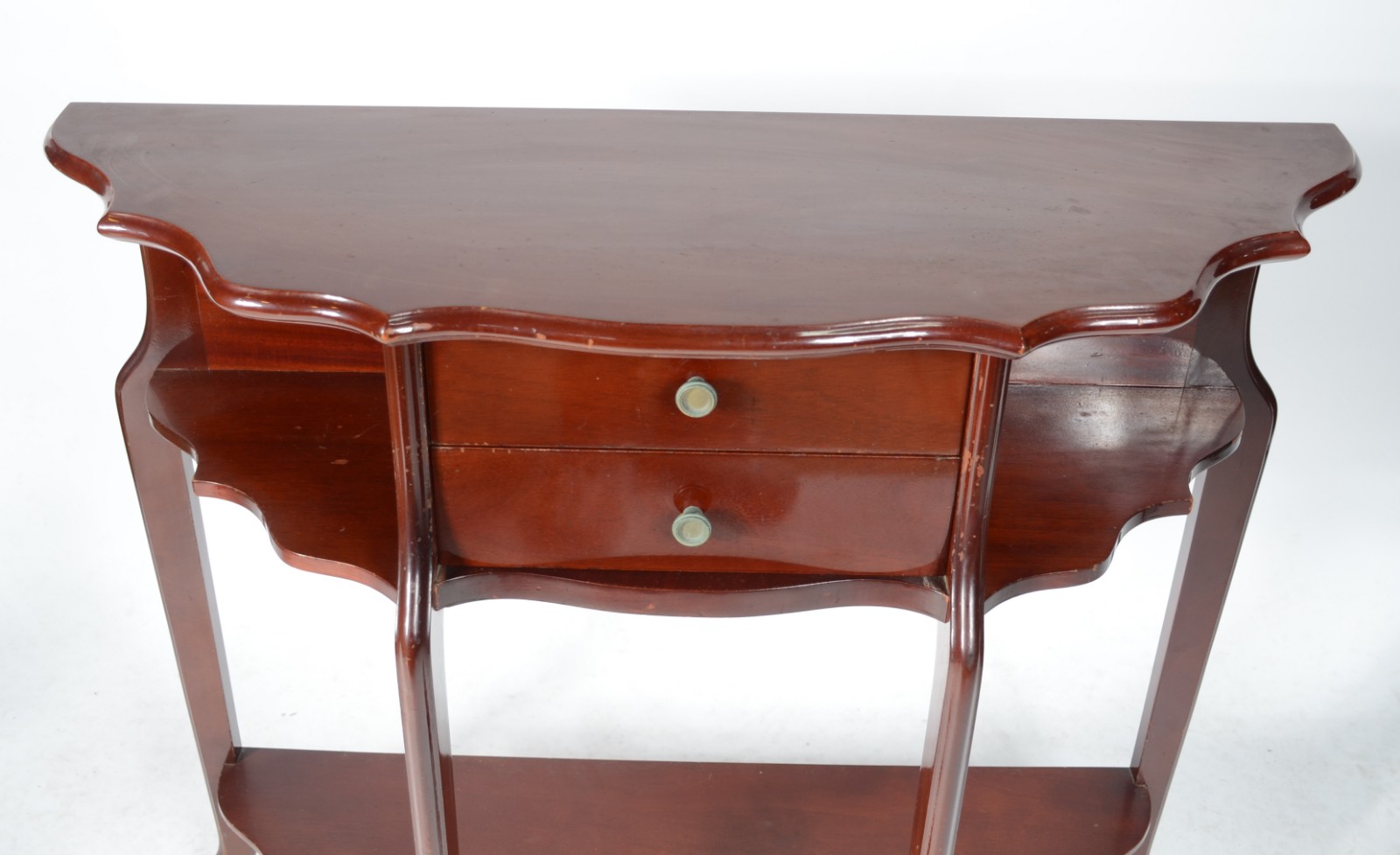 Mesa de encostar de madeira nobre com tampo recortado e platô inferior - foto 3 de 8