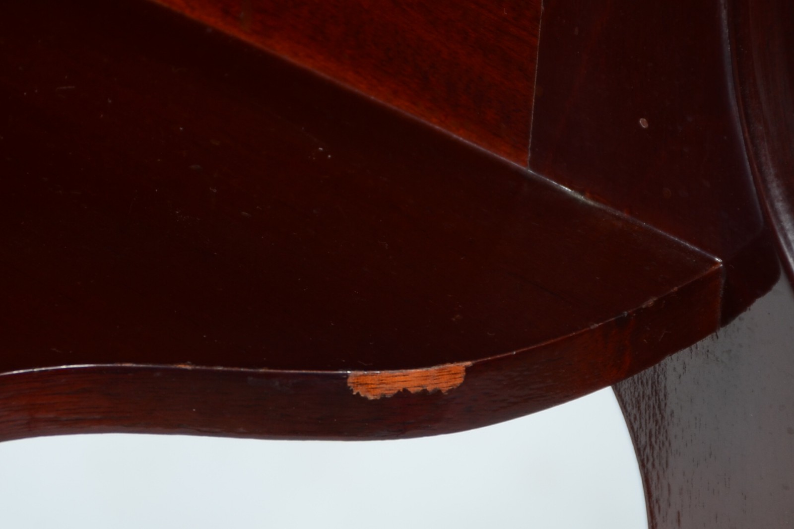 Mesa de encostar de madeira nobre com tampo recortado e platô inferior - foto 7 de 8