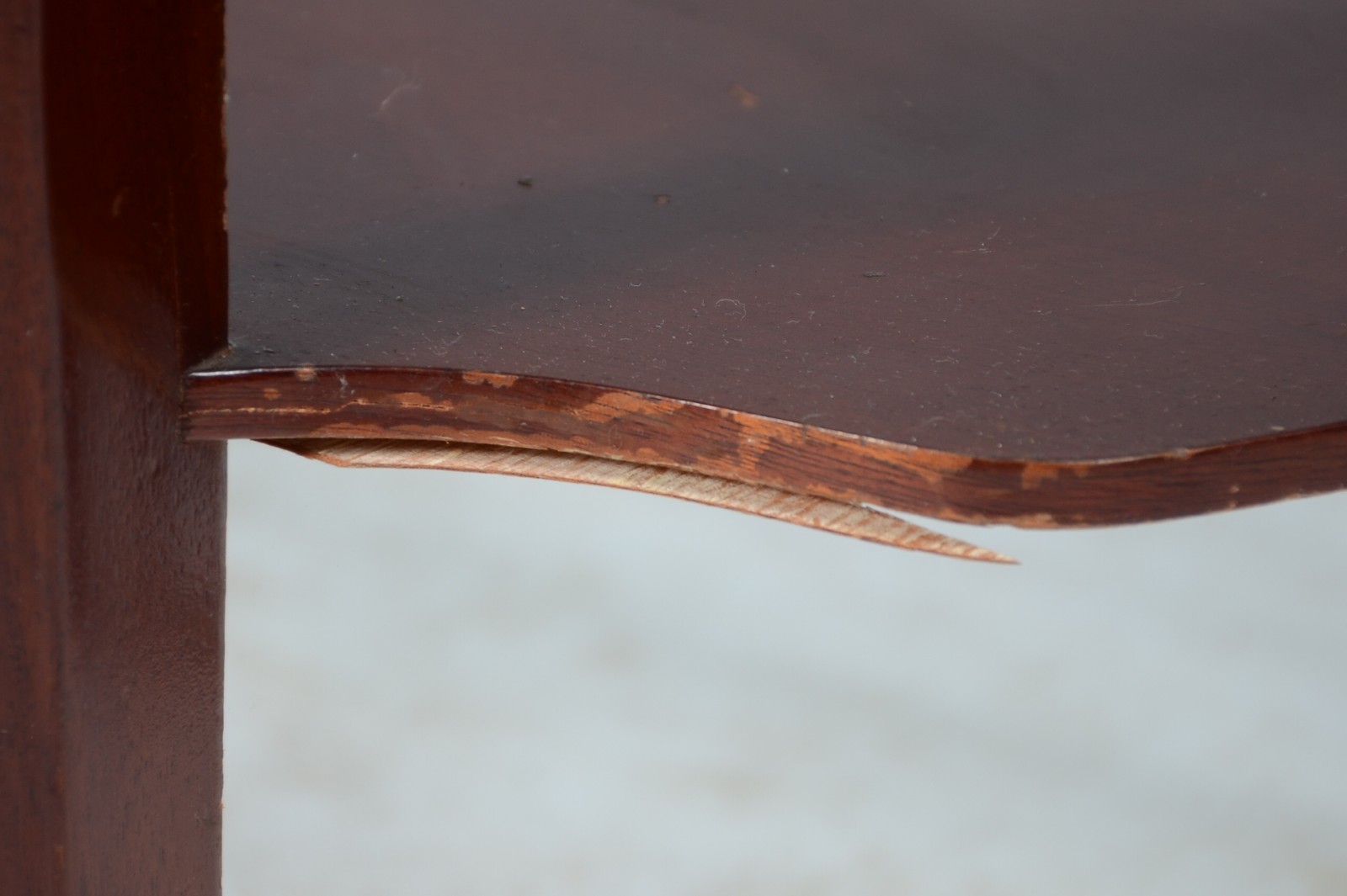 Mesa de encostar de madeira nobre com tampo recortado e platô inferior - foto 8 de 8