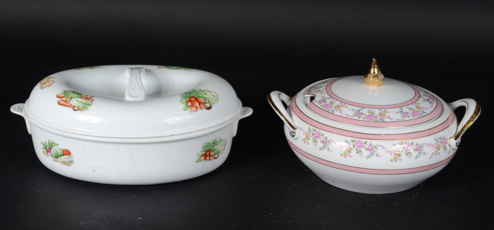 Duas sopeiras de porcelana, sendo uma Schmidt com flores em... - foto 1 de 10