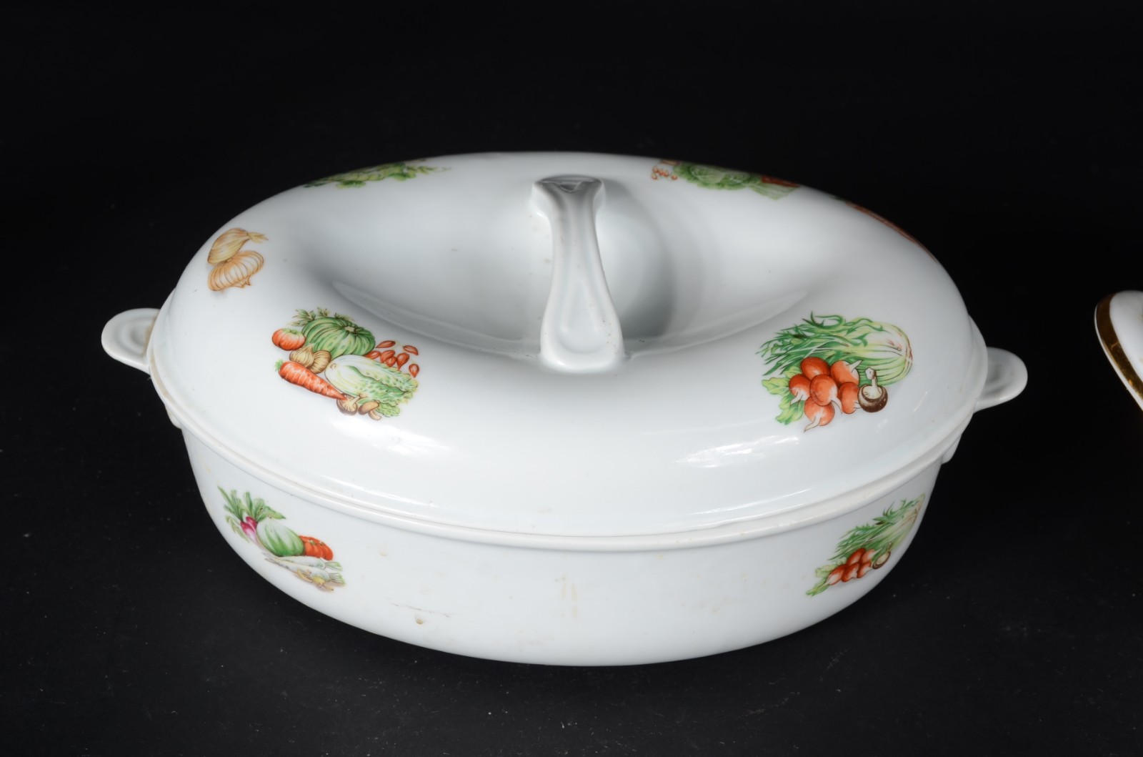 Duas sopeiras de porcelana, sendo uma Schmidt com flores em... - foto 2 de 10