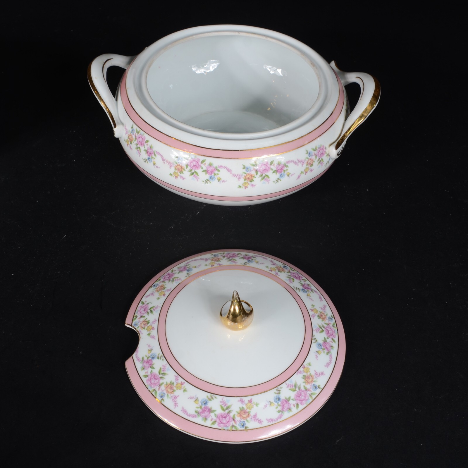 Duas sopeiras de porcelana, sendo uma Schmidt com flores em... - foto 4 de 10