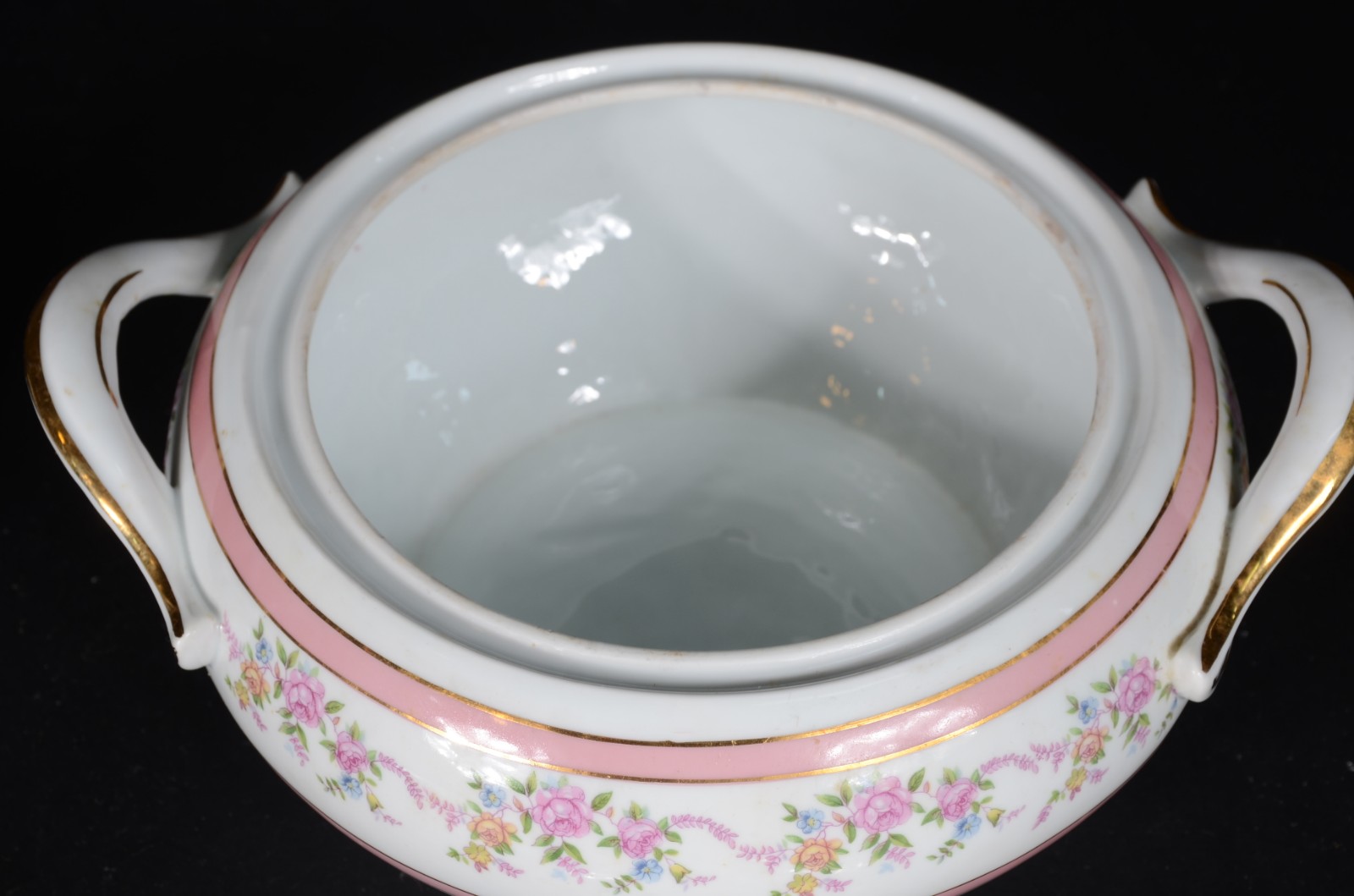 Duas sopeiras de porcelana, sendo uma Schmidt com flores em... - foto 6 de 10
