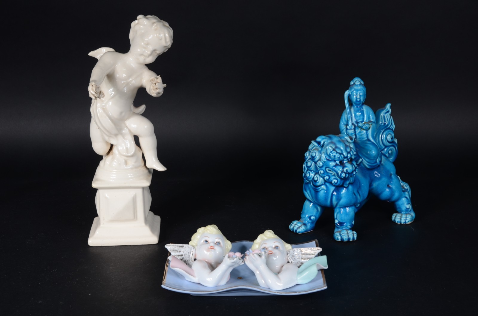 Três esculturas de porcelana, sendo : Anjo sobre pedestal (dedos com... - foto 1 de 10
