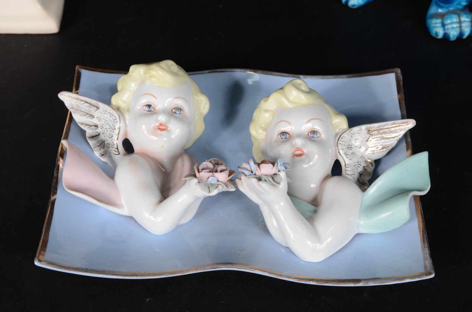 Três esculturas de porcelana, sendo : Anjo sobre pedestal (dedos com... - foto 2 de 10