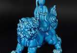Três esculturas de porcelana, sendo : Anjo sobr... - Três esculturas de porcelana, sendo : Anjo sobre pedestal (dedos com defeito); Cão de Fó na cor azul (restauro); placa com rostos de anjos em po...