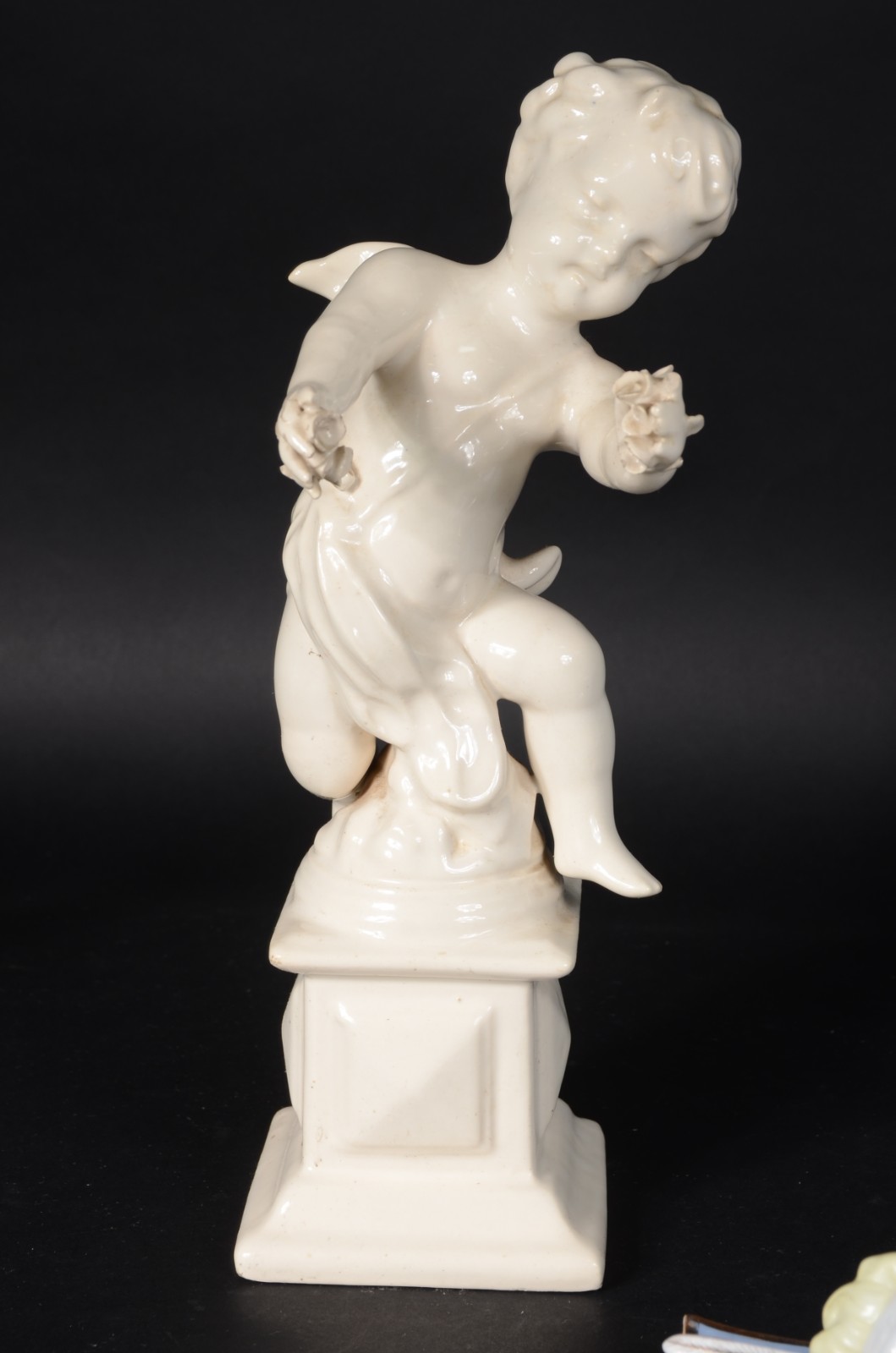 Três esculturas de porcelana, sendo : Anjo sobre pedestal (dedos com... - foto 4 de 10