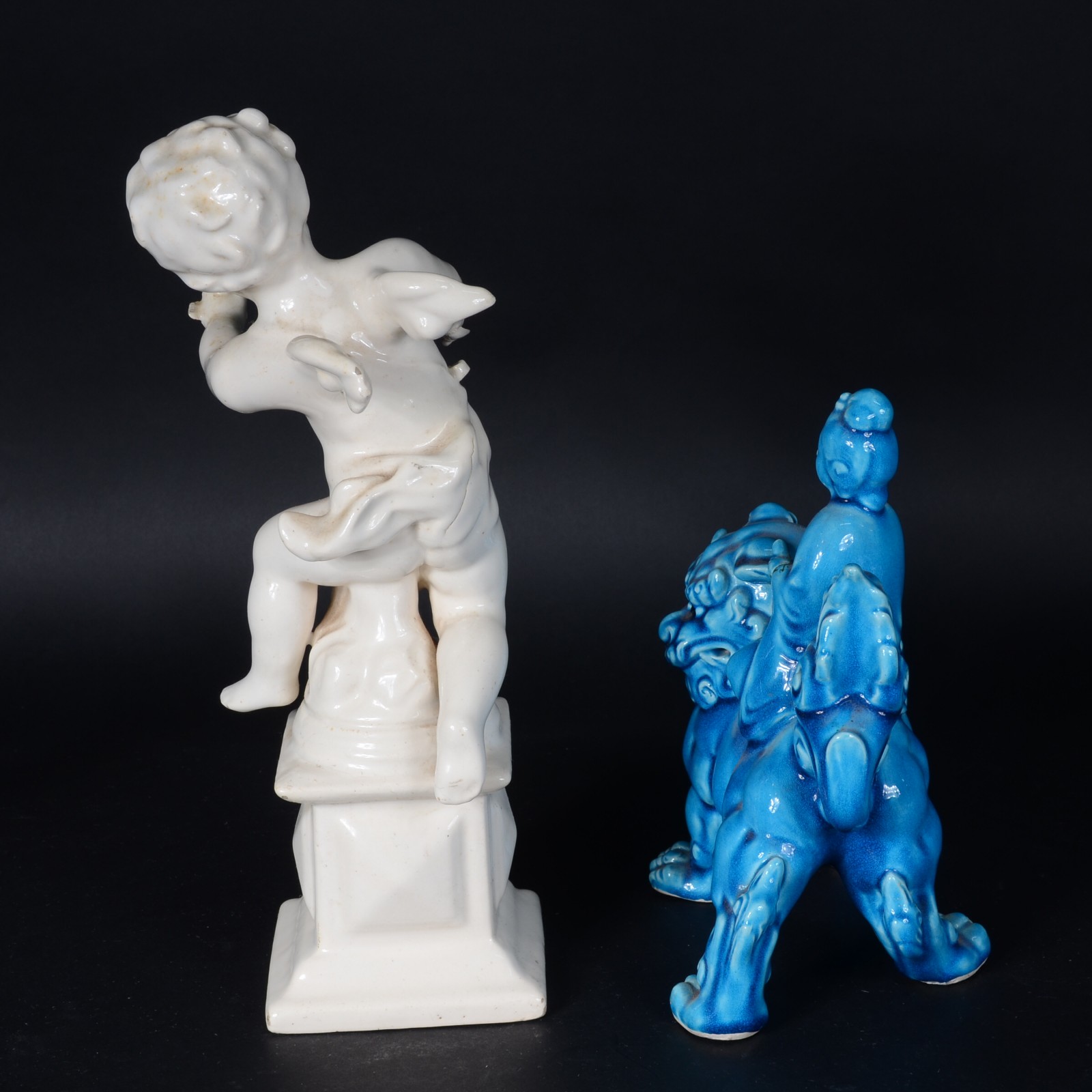 Três esculturas de porcelana, sendo : Anjo sobre pedestal (dedos com... - foto 5 de 10