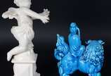 Três esculturas de porcelana, sendo : Anjo sobr... - Três esculturas de porcelana, sendo : Anjo sobre pedestal (dedos com defeito); Cão de Fó na cor azul (restauro); placa com rostos de anjos em po...