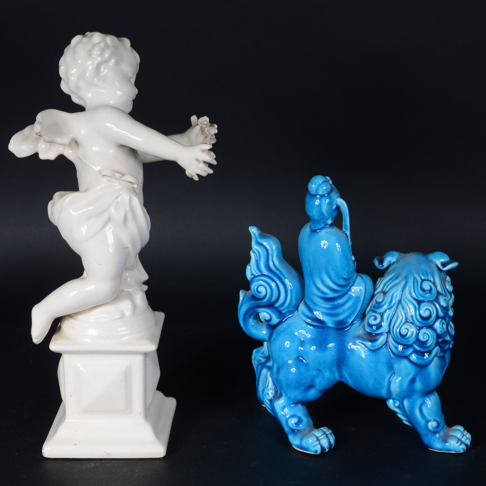 Três esculturas de porcelana, sendo : Anjo sobre pedestal (dedos com... - foto 6 de 10