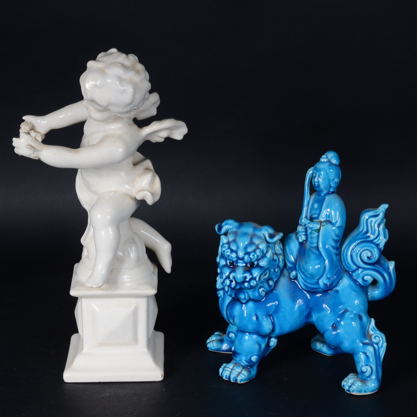 Três esculturas de porcelana, sendo : Anjo sobre pedestal (dedos com... - foto 7 de 10