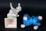 Três esculturas de porcelana, sendo : Anjo sobr... - Três esculturas de porcelana, sendo : Anjo sobre pedestal (dedos com defeito); Cão de Fó na cor azul (restauro); placa com rostos de anjos em po...