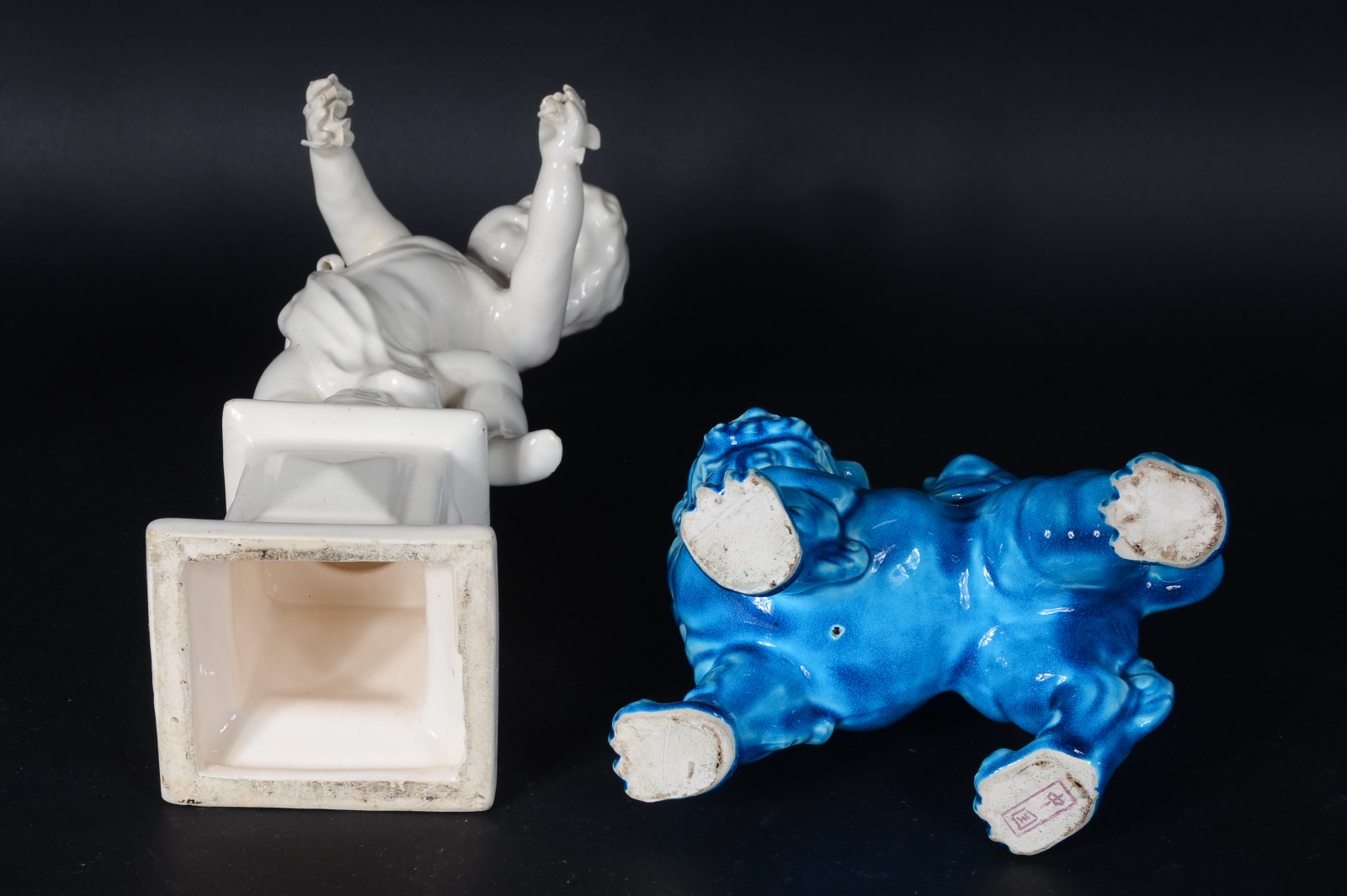 Três esculturas de porcelana, sendo : Anjo sobre pedestal (dedos com... - foto 9 de 10