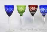 Conjunto com 7 taças para vinho de cristal doub... - Conjunto com 7 taças para vinho de cristal doublé lapidado em diversas cores, 2 modelos diferentes.