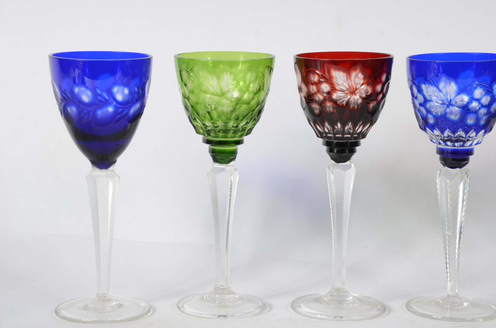 Conjunto com 7 taças para vinho de cristal doublé lapidado em... - foto 3 de 5
