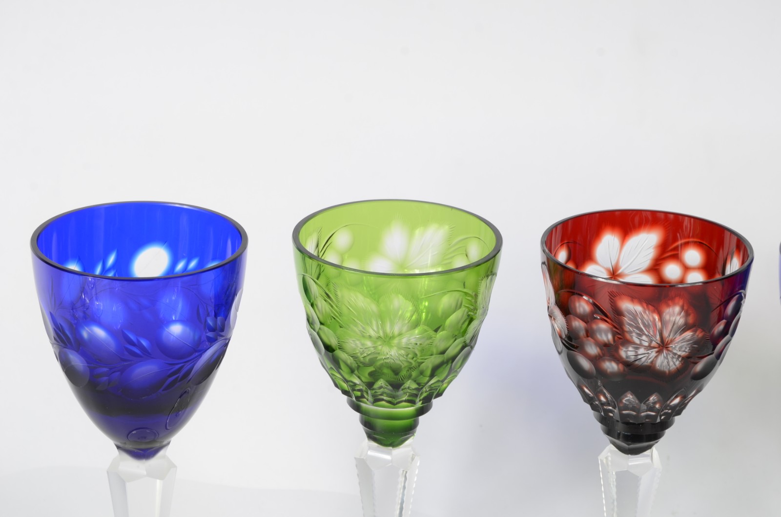 Conjunto com 7 taças para vinho de cristal doublé lapidado em... - foto 4 de 5