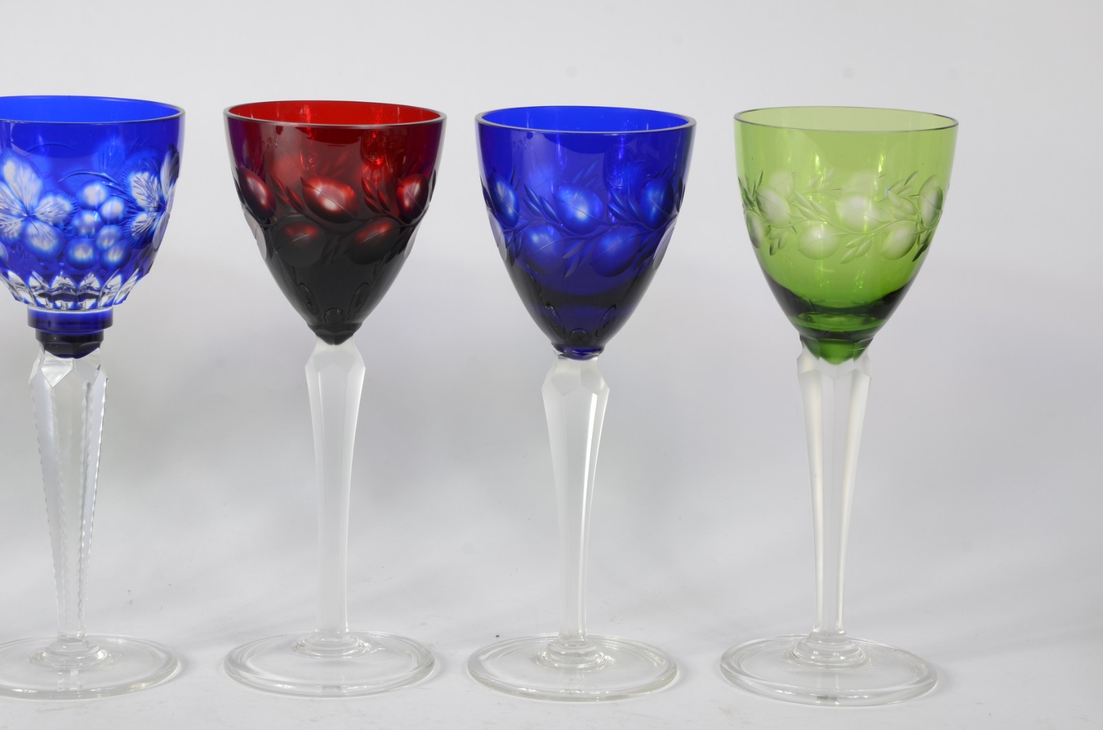 Conjunto com 7 taças para vinho de cristal doublé lapidado em... - foto 2 de 5