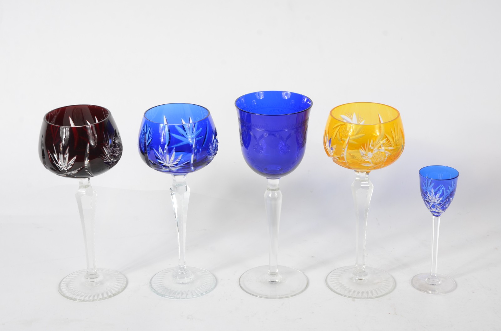 Lote com 5 taças de cristal double lapidado em diversas cores e... - foto 1 de 4