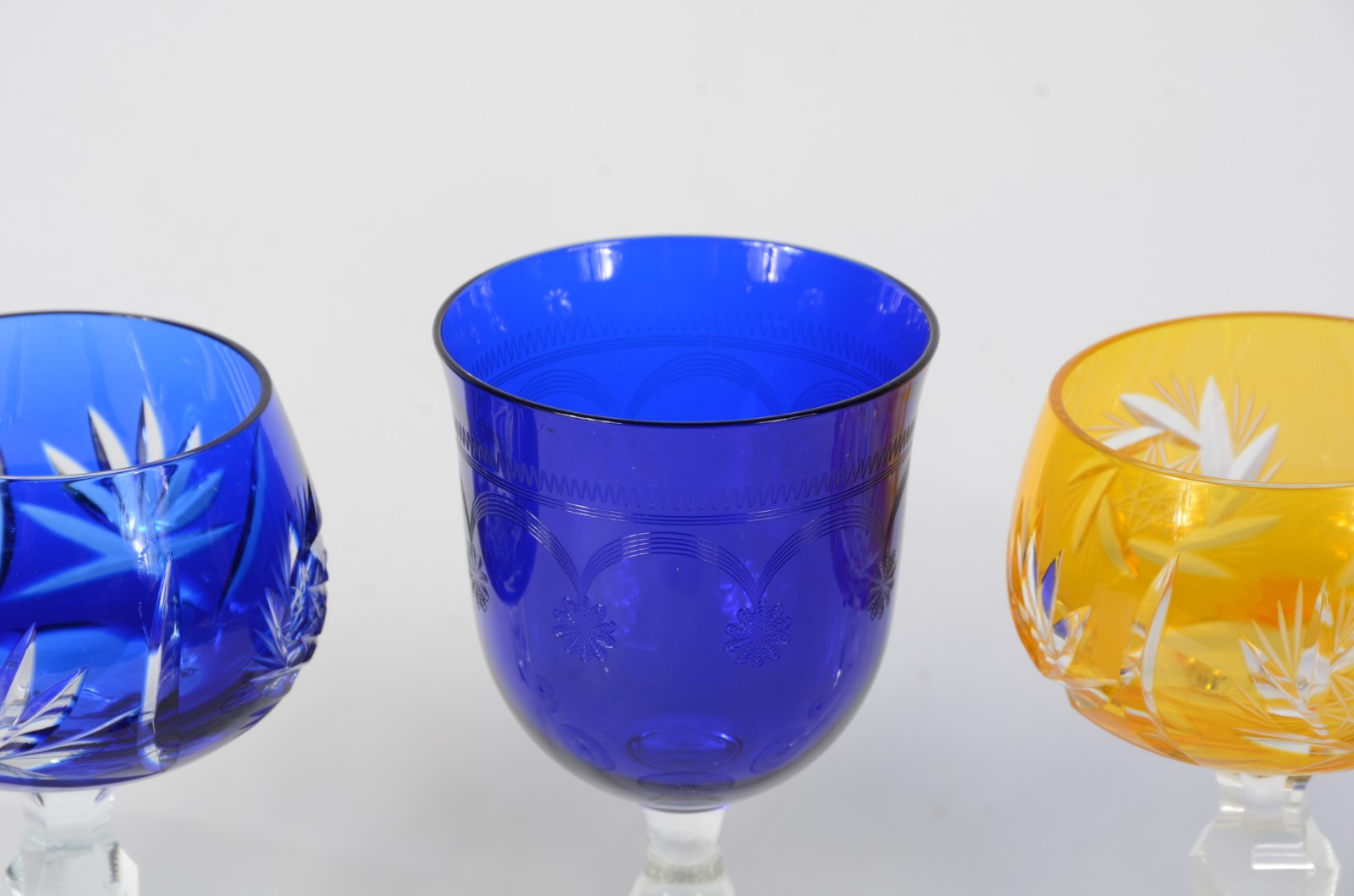 Lote com 5 taças de cristal double lapidado em diversas cores e... - foto 2 de 4