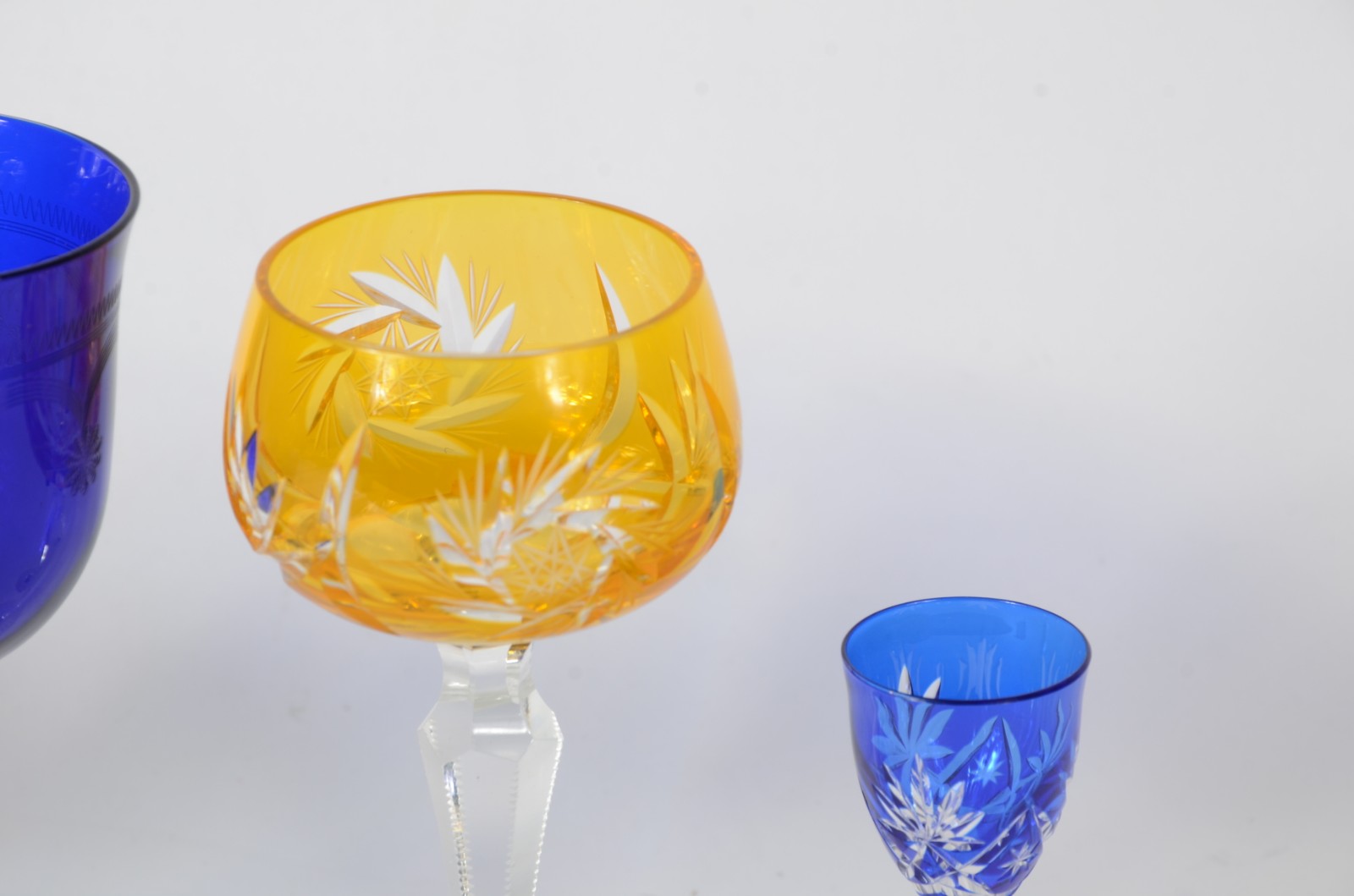 Lote com 5 taças de cristal double lapidado em diversas cores e... - foto 3 de 4