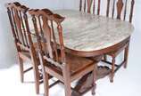 Mesa de jantar com base de madeira entalhada, t... - Mesa de jantar com base de madeira entalhada, tampo de mármore, acompanham 4 cadeiras torneadas com assentos forrados de palhinha.