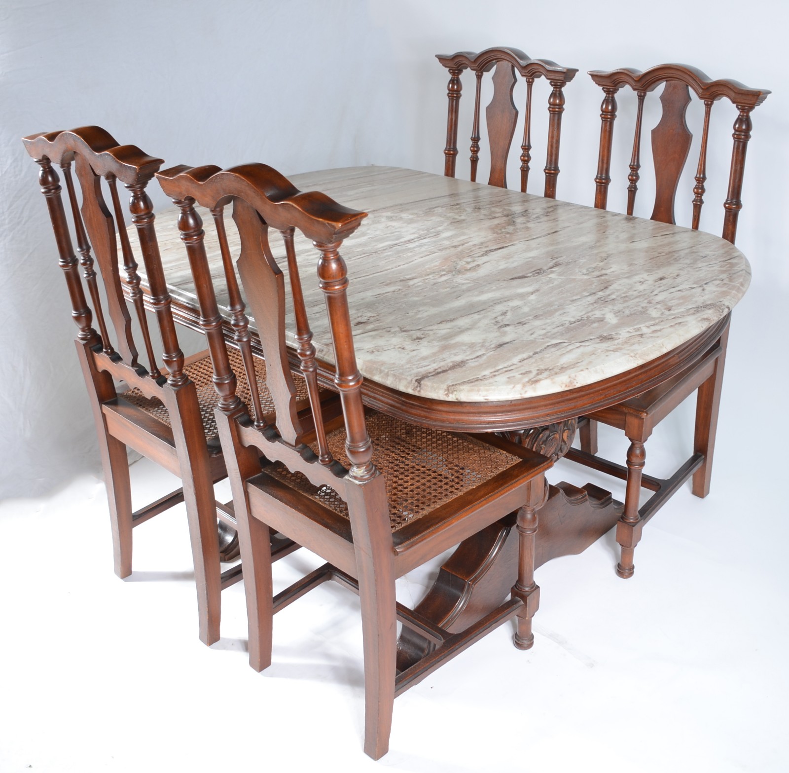Mesa de jantar com base de madeira entalhada, tampo de mármore... - foto 1 de 11