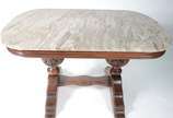 Mesa de jantar com base de madeira entalhada, t... - Mesa de jantar com base de madeira entalhada, tampo de mármore, acompanham 4 cadeiras torneadas com assentos forrados de palhinha.