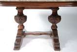 Mesa de jantar com base de madeira entalhada, t... - Mesa de jantar com base de madeira entalhada, tampo de mármore, acompanham 4 cadeiras torneadas com assentos forrados de palhinha.